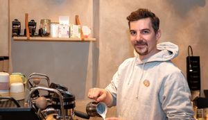 Erfahrenes Team des Bakgård Coffeehouse in Traunstein - Professionelle Kaffeekunst mit Leidenschaft