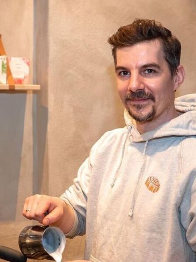 Das Team vom Bakgård Coffeehouse in Traunstein in gemütlicher Atmosphäre.